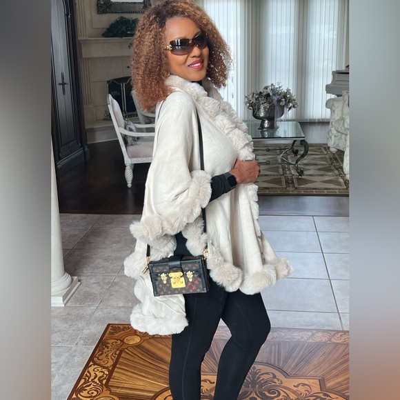 NWT Original, USA, gorgeous Cream fine faux fur wrap. One size fits all. - Picture 1 of 8